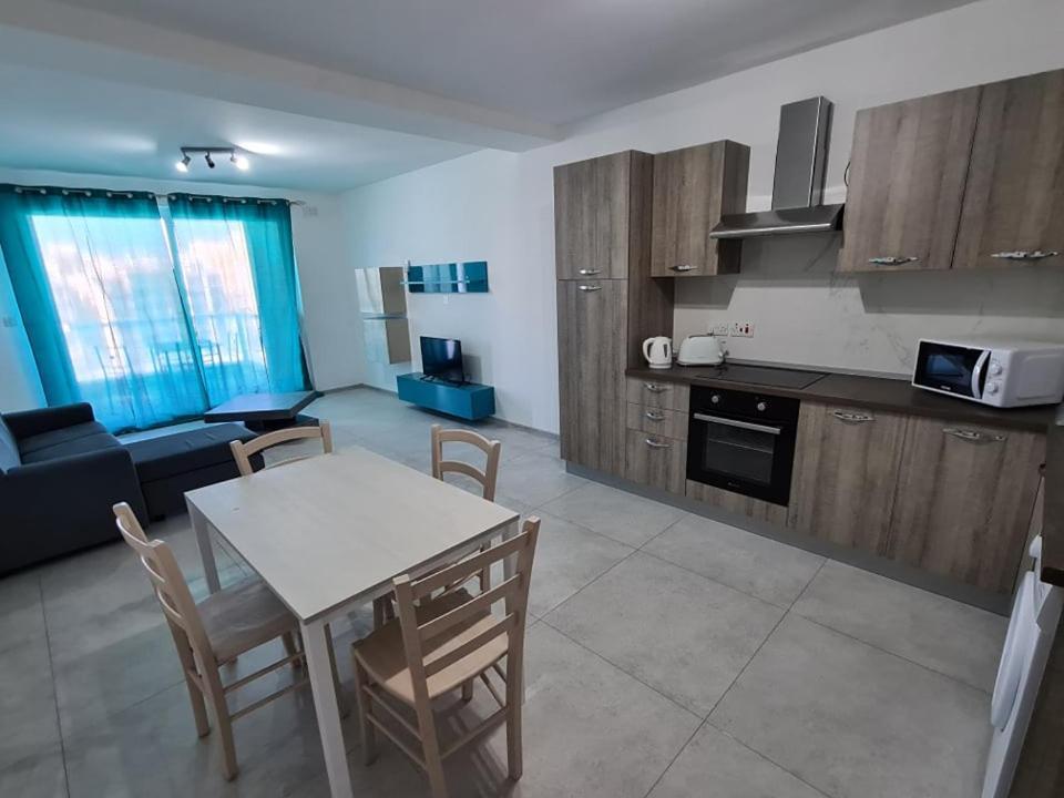 Apartment St Julians Bay Sea Front *